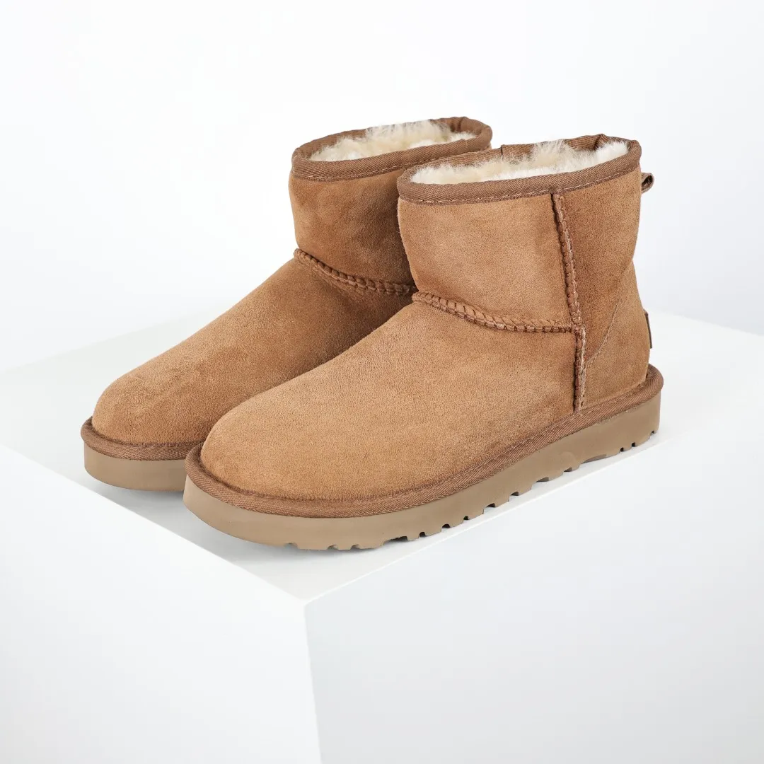 Pick up locally 💰520, core recommendation, good price, UGG Classic Mini mid-tube series, Xiaohongshu hot model, Henan Longfeng leather production, sheepskin and wool integration, top quality in the market, 2-3 cm cashmere insole, keeping warm in winter, suitable for home use. In the new year, uug launched a style series, which is partially biased towards the preferences of young consumers, and has also been at the forefront of fashion trends. Shoe body material, water-repellent coated suede upper 17mm UGGPURE™ implanted wool insole Lightweight non-slip comfortable rubber outsole With brand LOGO Trademark Comes with full packaging Size: 35 36 37 38 39 40